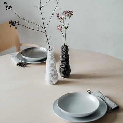 Bílá designová váza - elegance, kterou nepřehlédnete