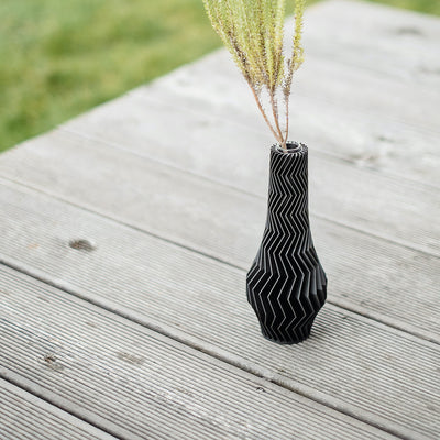 Černá designová váza - originální a přitom univerzální