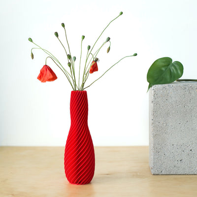 Červená designová váza, která oživí váš interiér