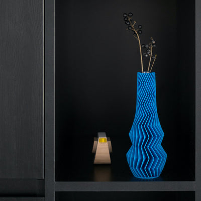 Modrá designová váza, ze které nespustíte oči