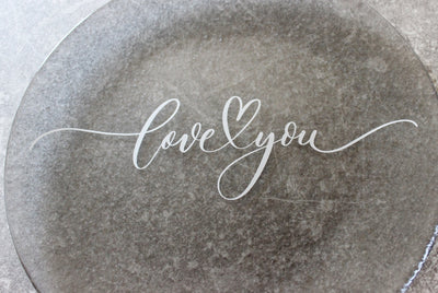 Šedý dezertní talířek prům. 20cm - LOVE YOU