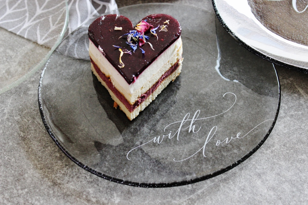 Šedý dezertní talířek prům. 20cm - WITH LOVE