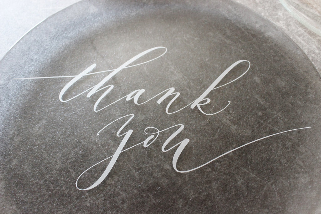 Šedý talíř prům. 28cm - THANK YOU