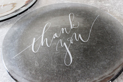 Šedý talíř prům. 28cm - THANK YOU