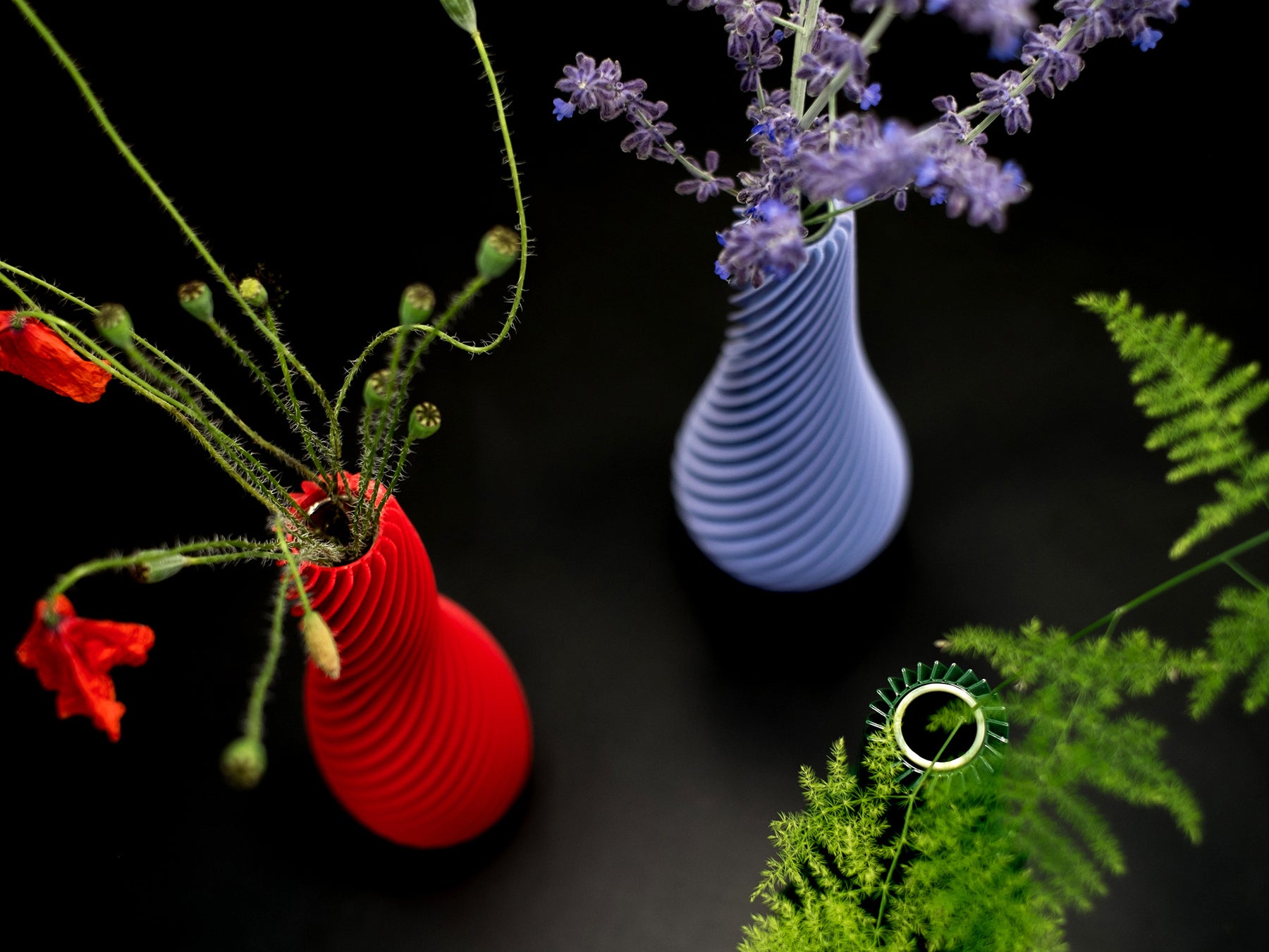 Červená a fialová designová 3D print váza Martin Žampach s květinami