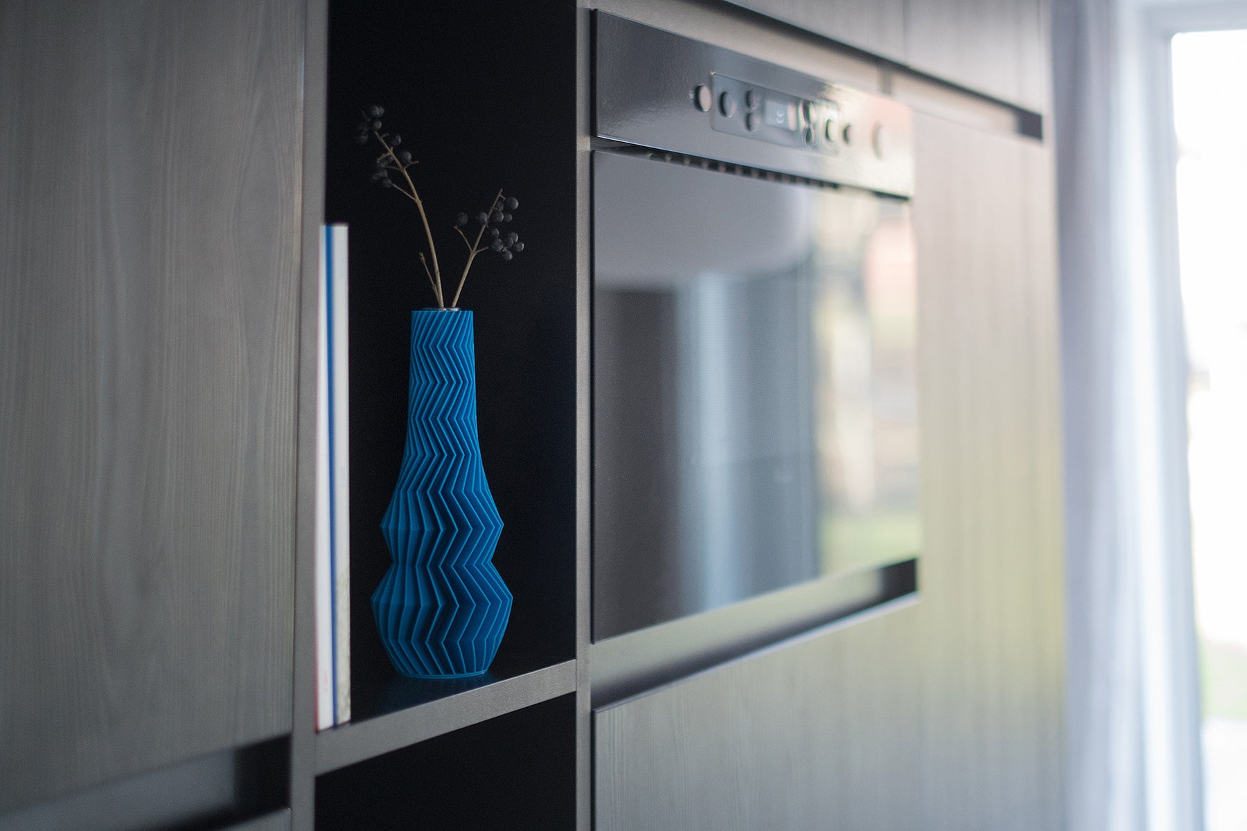 Modrá designová 3D print váza Martin Žampach Zig Zag