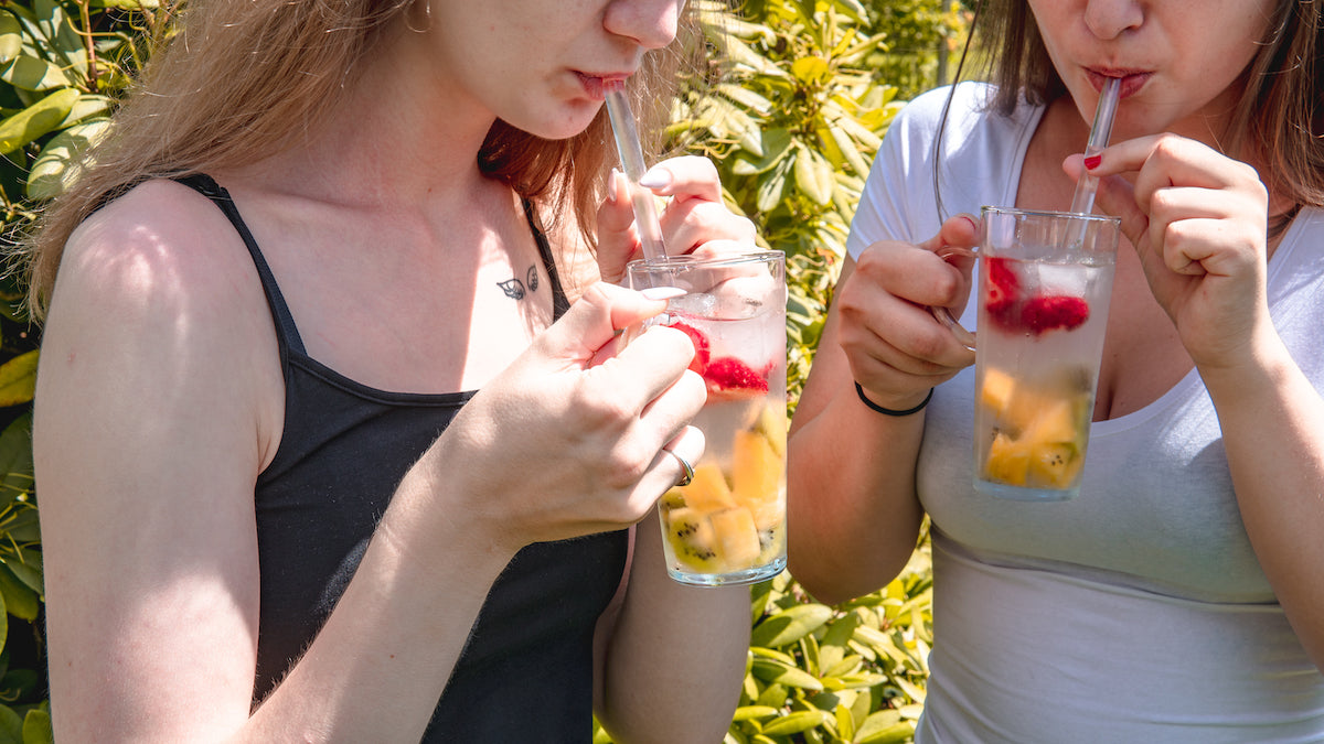 Skleněná brčka Simax a sklenice Simax Karina s letním drinkem