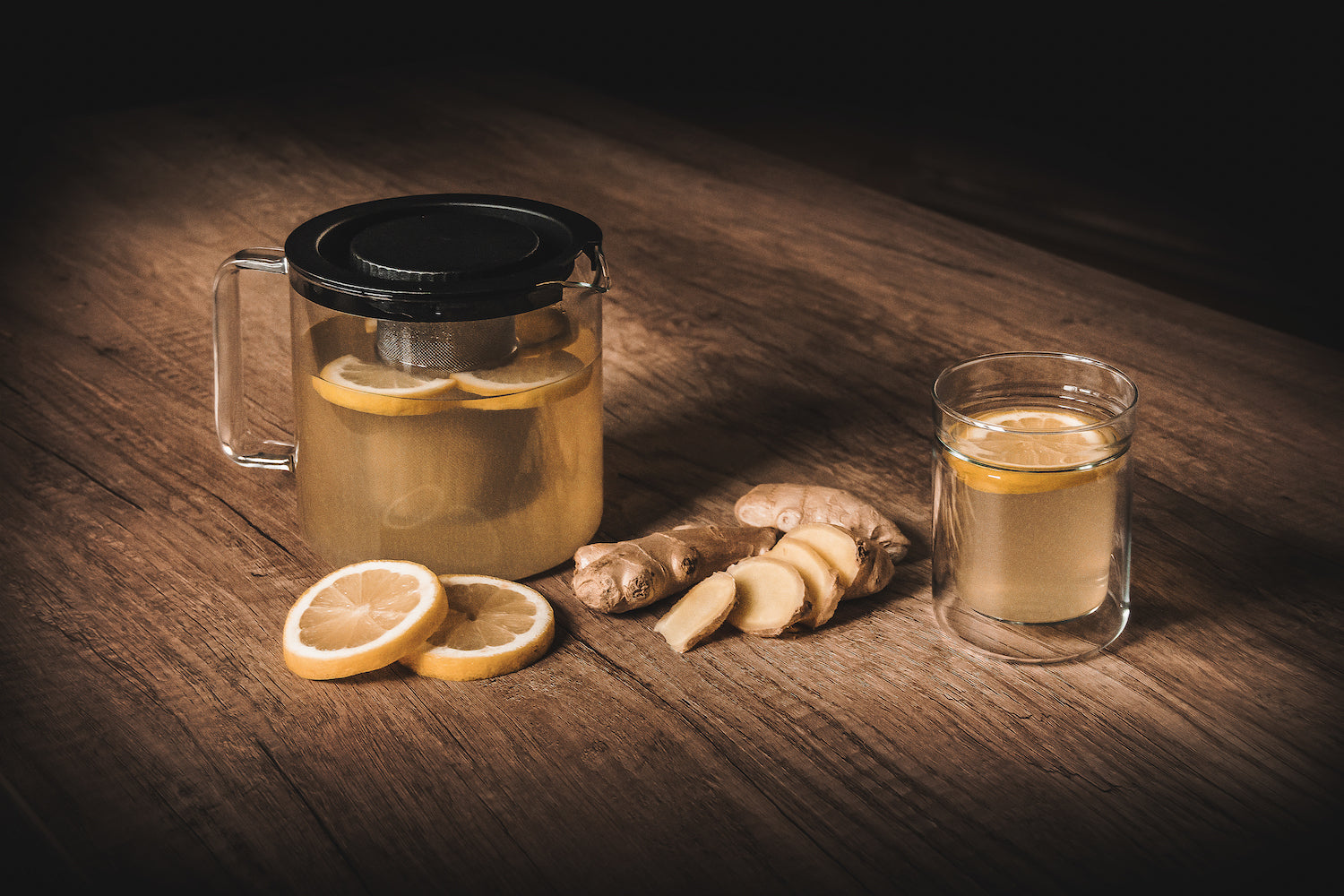 Skleněná konvice na čaj Simax From s citronovým čajem a zázvorem se sklenkou Twin