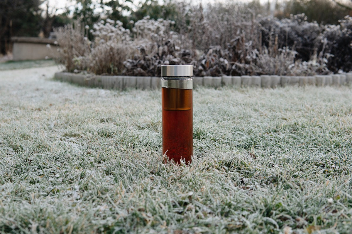 Skleněná láhev na vodu Simax na zamrzlé trávě