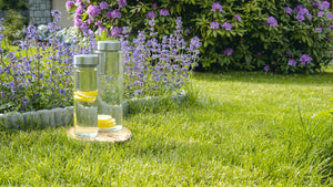 Skleněné láhve na vodu Simax Pure Aqua Bottle na zahradě