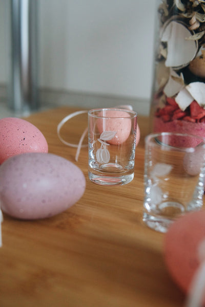 Skleněné panáky na slivovici Ateliér Žampach 30 ml trnkové na dřevěné desce s velikonočními ozdobami