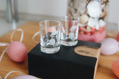 Skleněné panáky na slivovici Ateliér Žampach 30 ml trnkové na dárkové krabičce, kolem velikonoční vajíčka