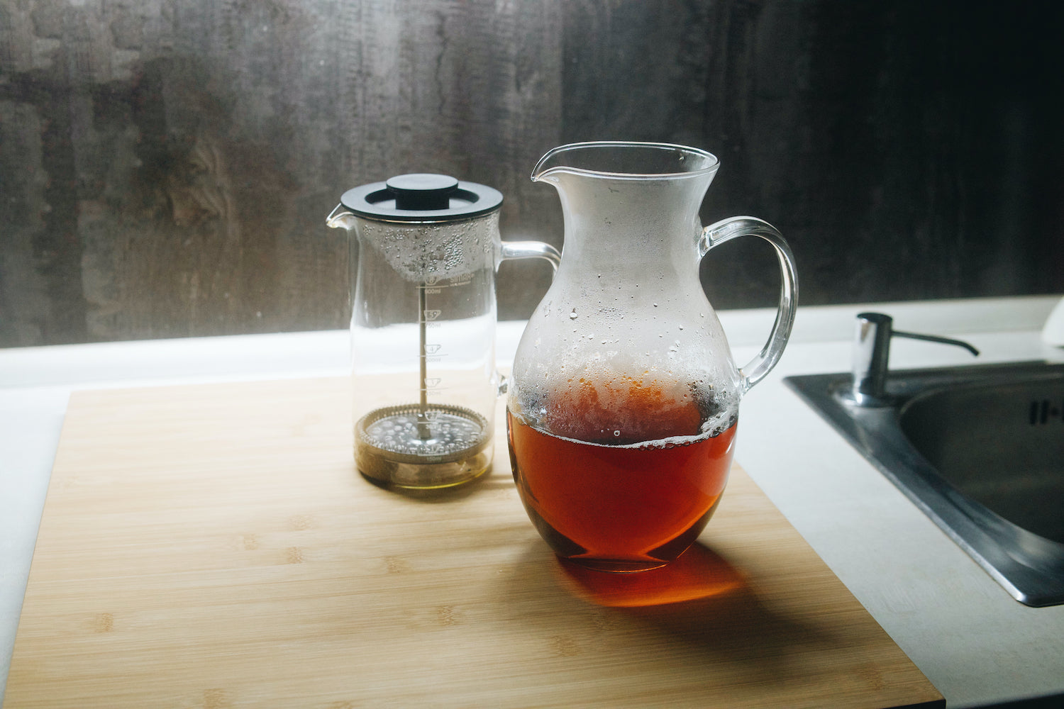 Skleněný džbán s čajem Simax Klasik 1,5l na kuchyňské lince