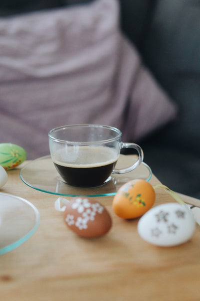 Skleněný hrnek na espresso Simax Piccolo 0,1 l a velikonoční vajíčka jako velikonoční dekorace