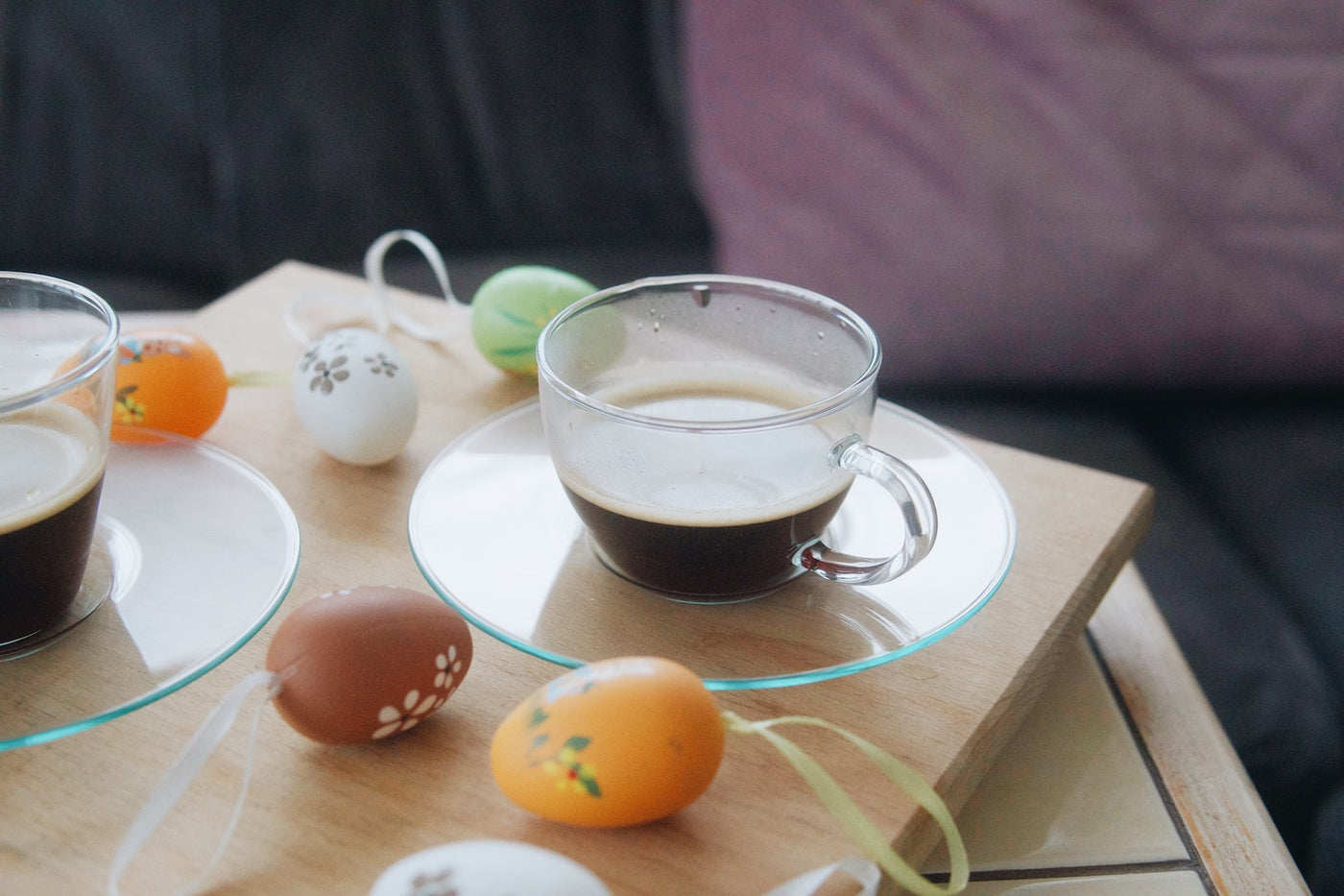 Skleněný hrnek na espresso Simax Piccolo 0,1 l s kávou na stole v obývacím pokoji