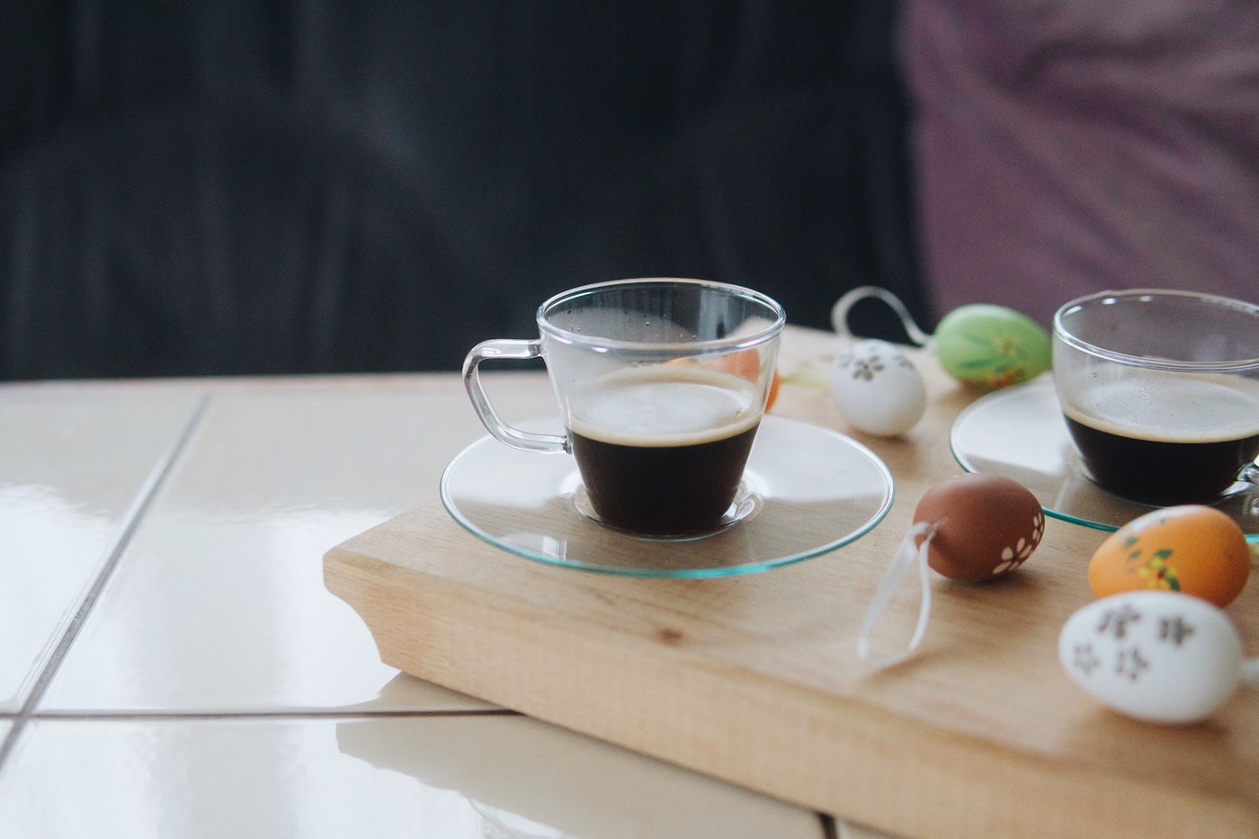 Skleněný hrnek na espresso Simax Piccolo 0,1 l a velikonoční vajíčka na stole v obývacím pokoji