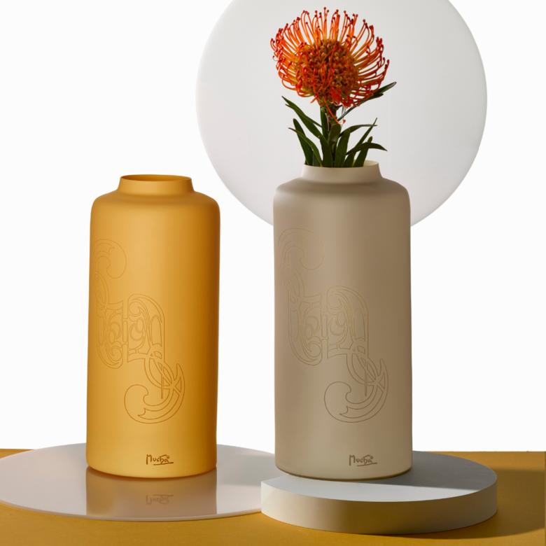 Béžová a oranžová skleněná váza na květiny Mucha Reverie 240 mm