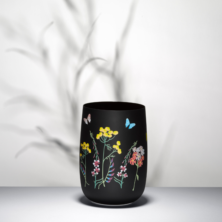 Černá skleněná váza na květiny Crystalex Herbs před bílou zdí