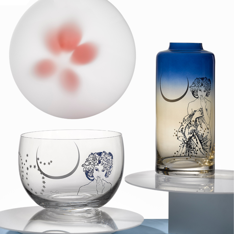 Modrá skleněná váza na květiny Mucha Moon 240 mm a vystavená skleněná mísa