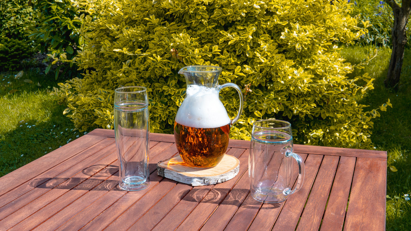 Pivní skleněný džbán Simax Klasik s dvoustěnnými půllitry na venkovním stole