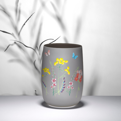 Šedá skleněná váza na květiny Crystalex Herbs před bílou zdí