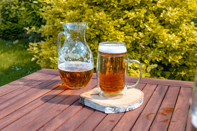 Simax skleněný džbán na pivo a skleněný půllitr s uchem na zahradě