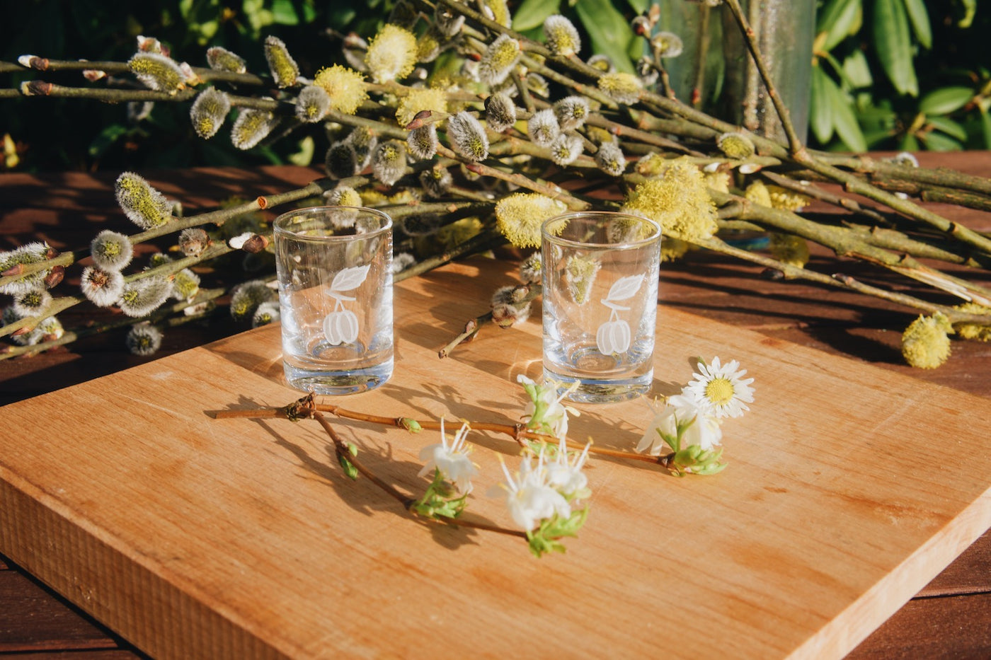 Skleněné štamprle na slivovici 30 ml Ateliér Žampach s pískovanými motivy švestky s jarními květinami na dřevěném podnose