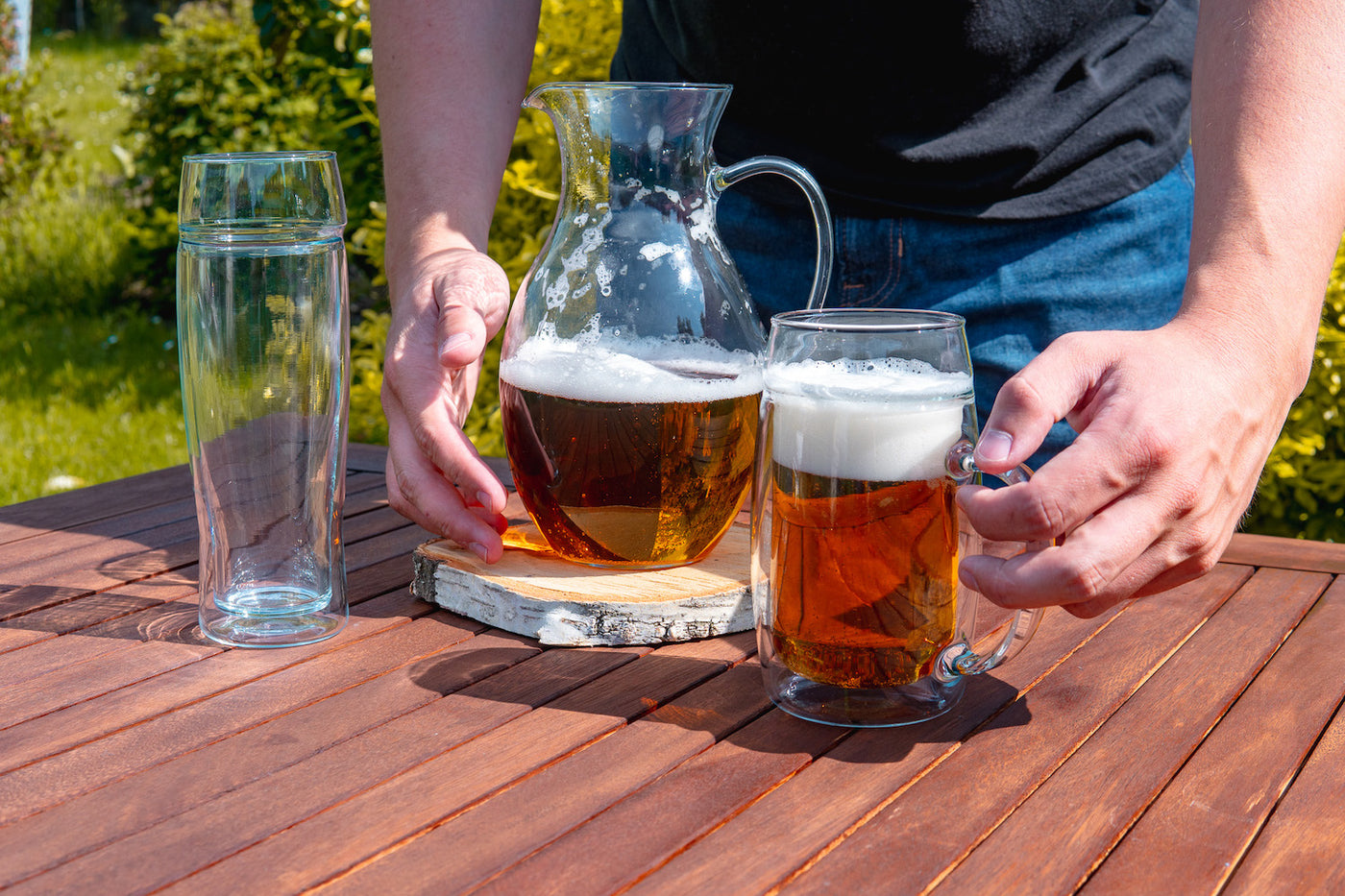 Skleněný džbán na pivo Simax Klasik a skleněné půllitry na venkovním stole