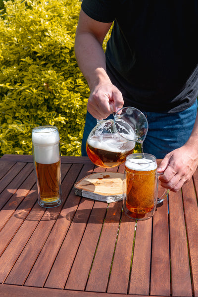 Skleněný džbán na pivo Simax Klasik při nalévání na zahradě