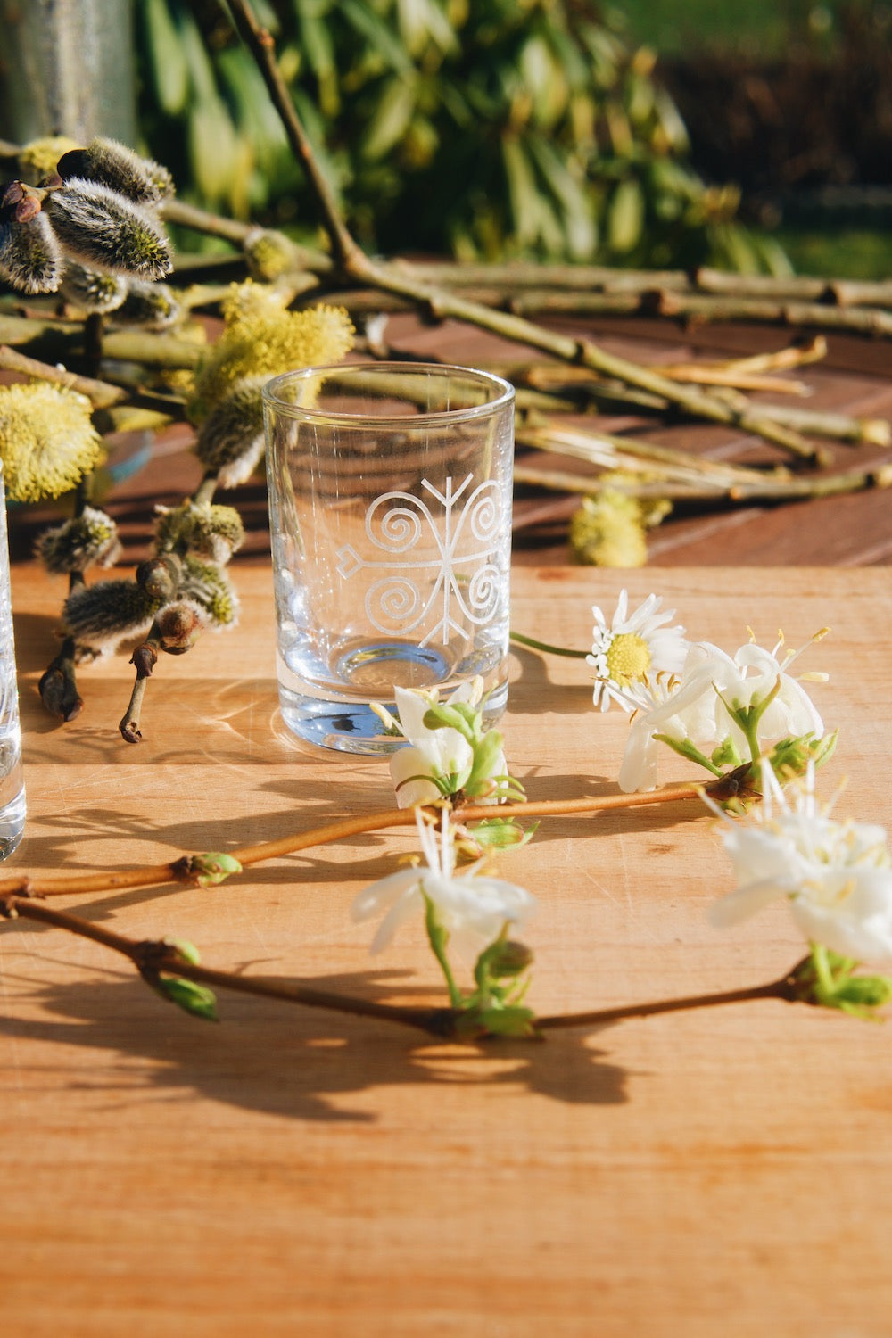 Skleněné štamprle na slivovici Ludové 30 ml Ateliér Žampach s jarními květinami na dřevěném stole