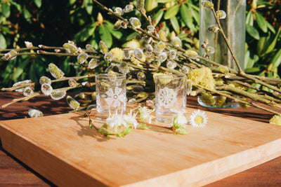 Slovácké skleněné štamprle na slivovici Ateliér Žampach 30 ml s jarními květinami na zahradním stole