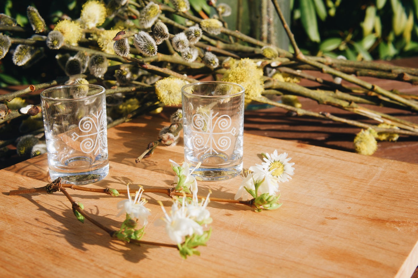 Skleněné štamprle na slivovici Ludové 30 ml Ateliér Žampach s jarními květinami a velikonočními kočičkami na dřevěném stole