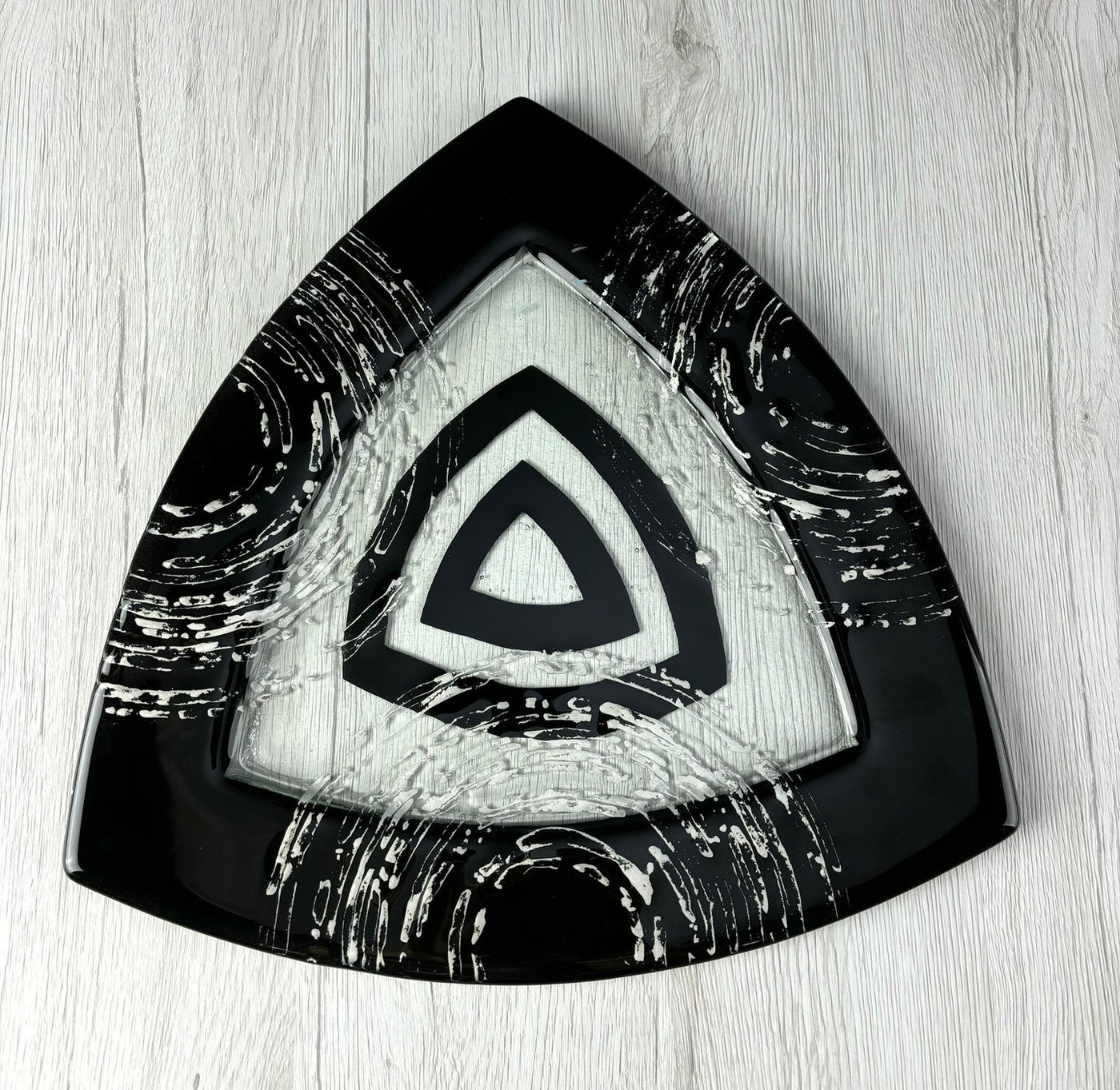 Skleněný talíř trojúhelníkový - "Black-Silver" B22