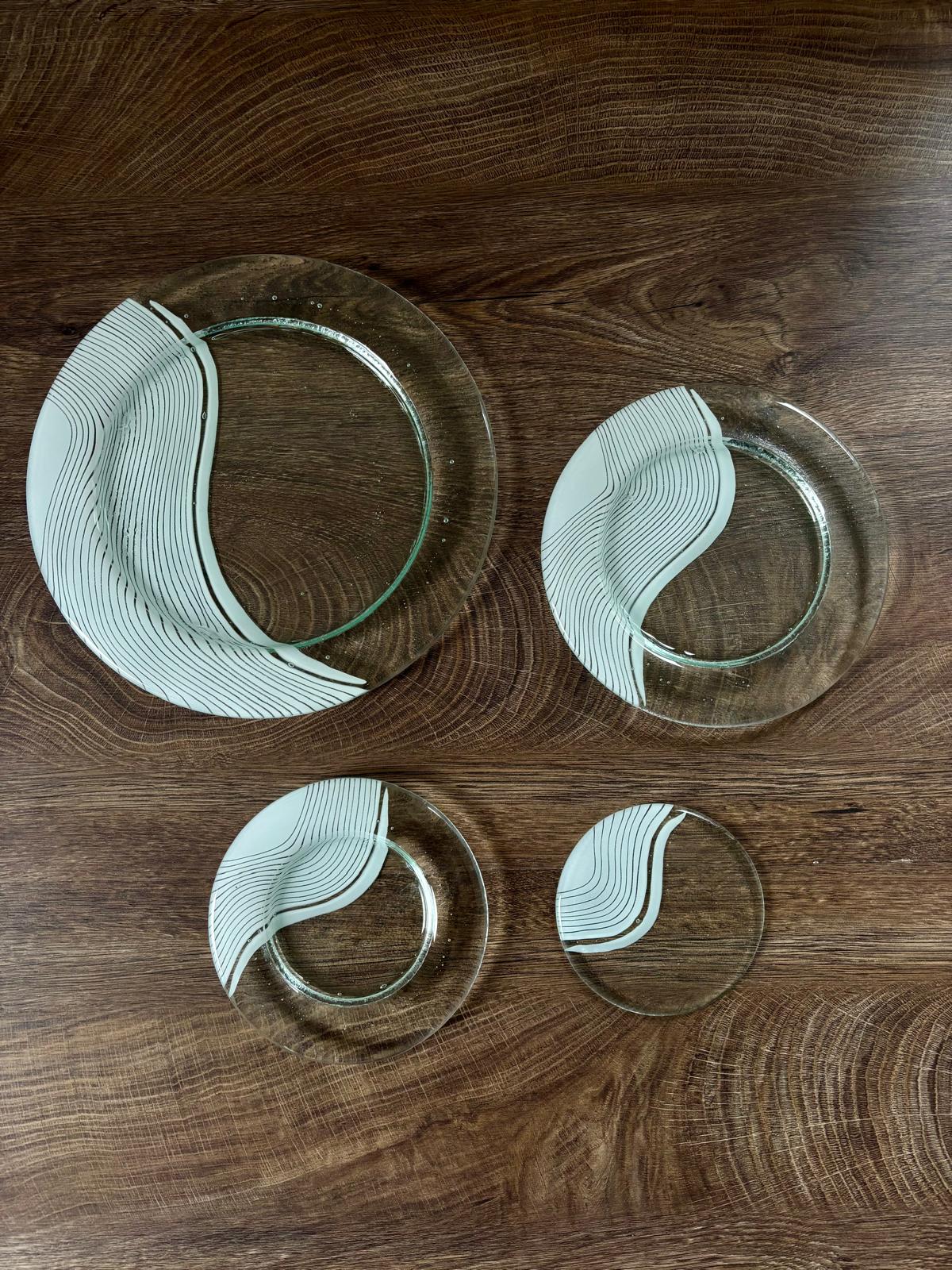 Set kulatých talířů s podtáckem PW31