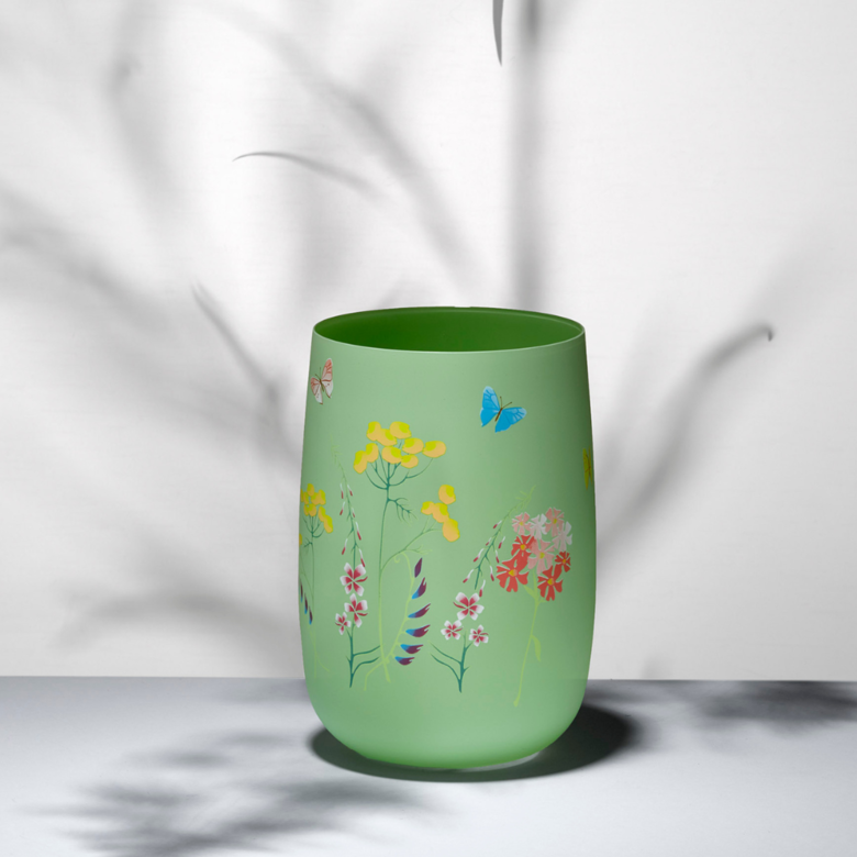 Zelená skleněná váza na květiny Crystalex Herbs před bílou zdí