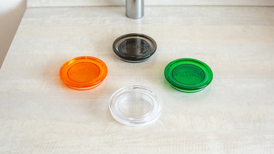 Barevné varianty plastových vík pro skleněné dózy na potraviny Simax
