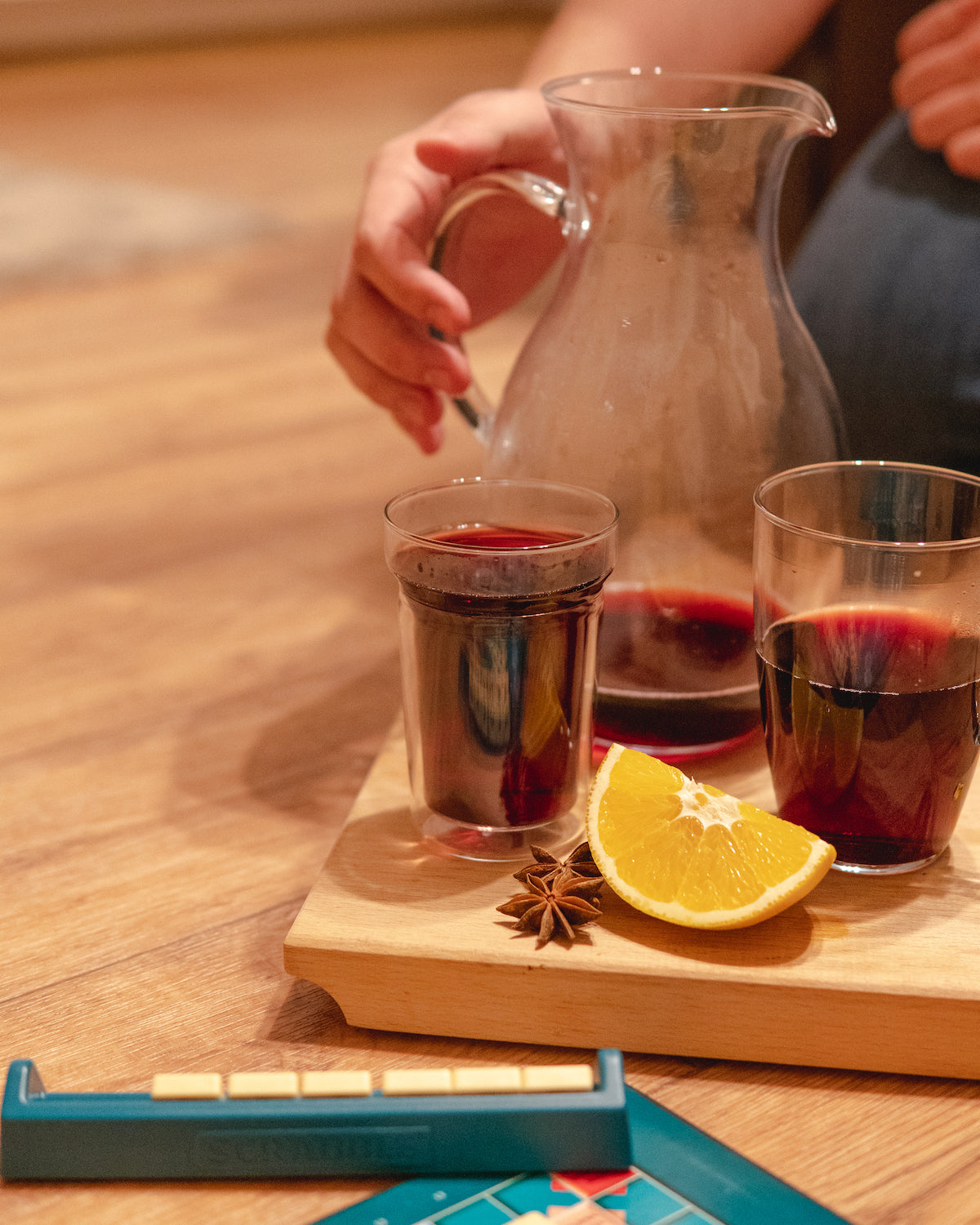 Dvoustěnná sklenice Simax Dual se svařeným vínem při hraní deskové hry