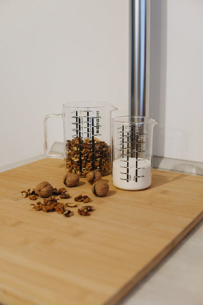 Kuchyňské skleněné odměrky Simax s ořechy a moukou