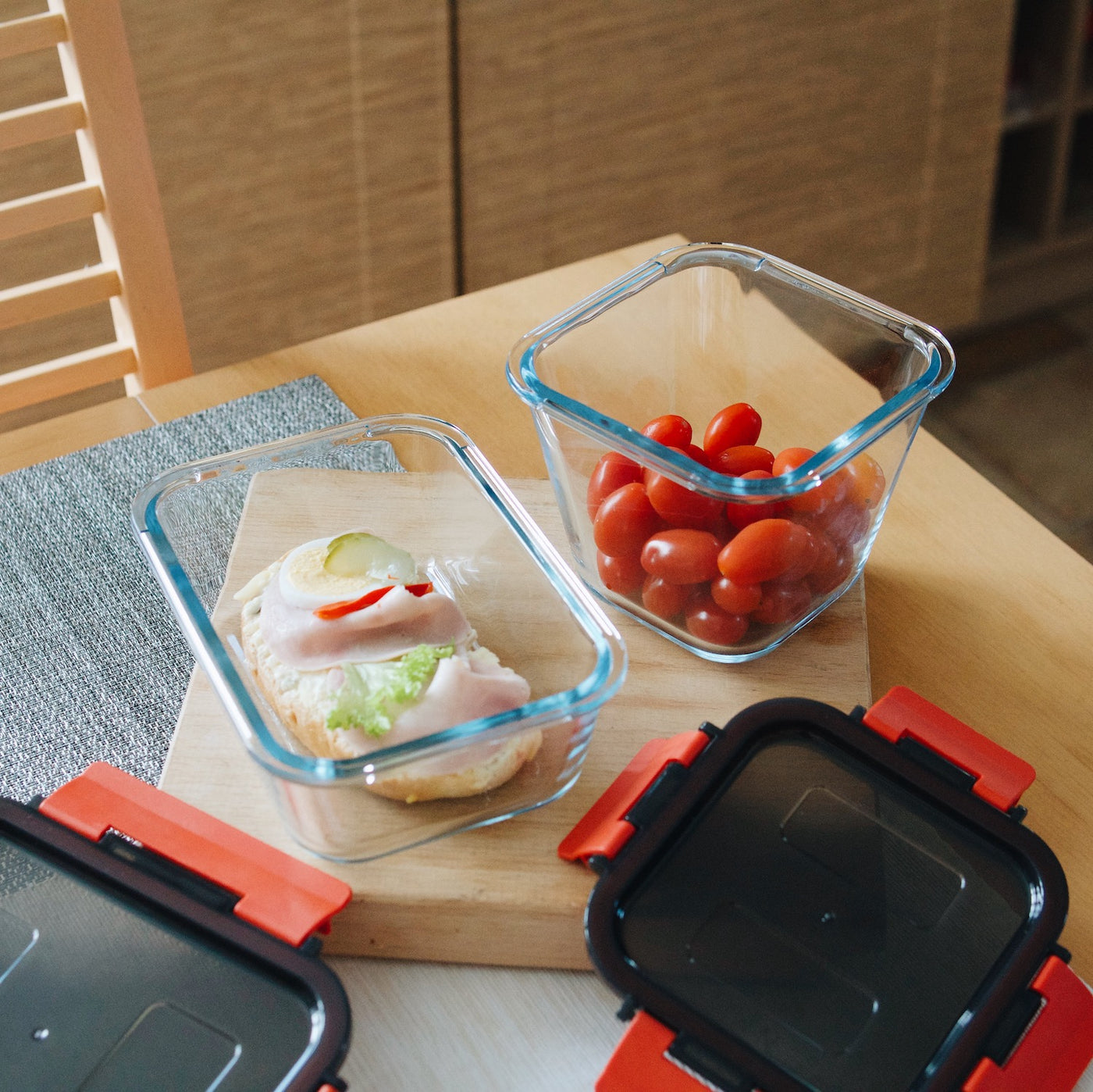 Otevřené skleněné dózy na potraviny Simax s rajčaty a chlebíčkem