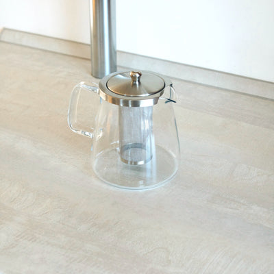 Simax Charme 1,1 l skleněná konvice na čaj se sítkem na kuchyňské lince