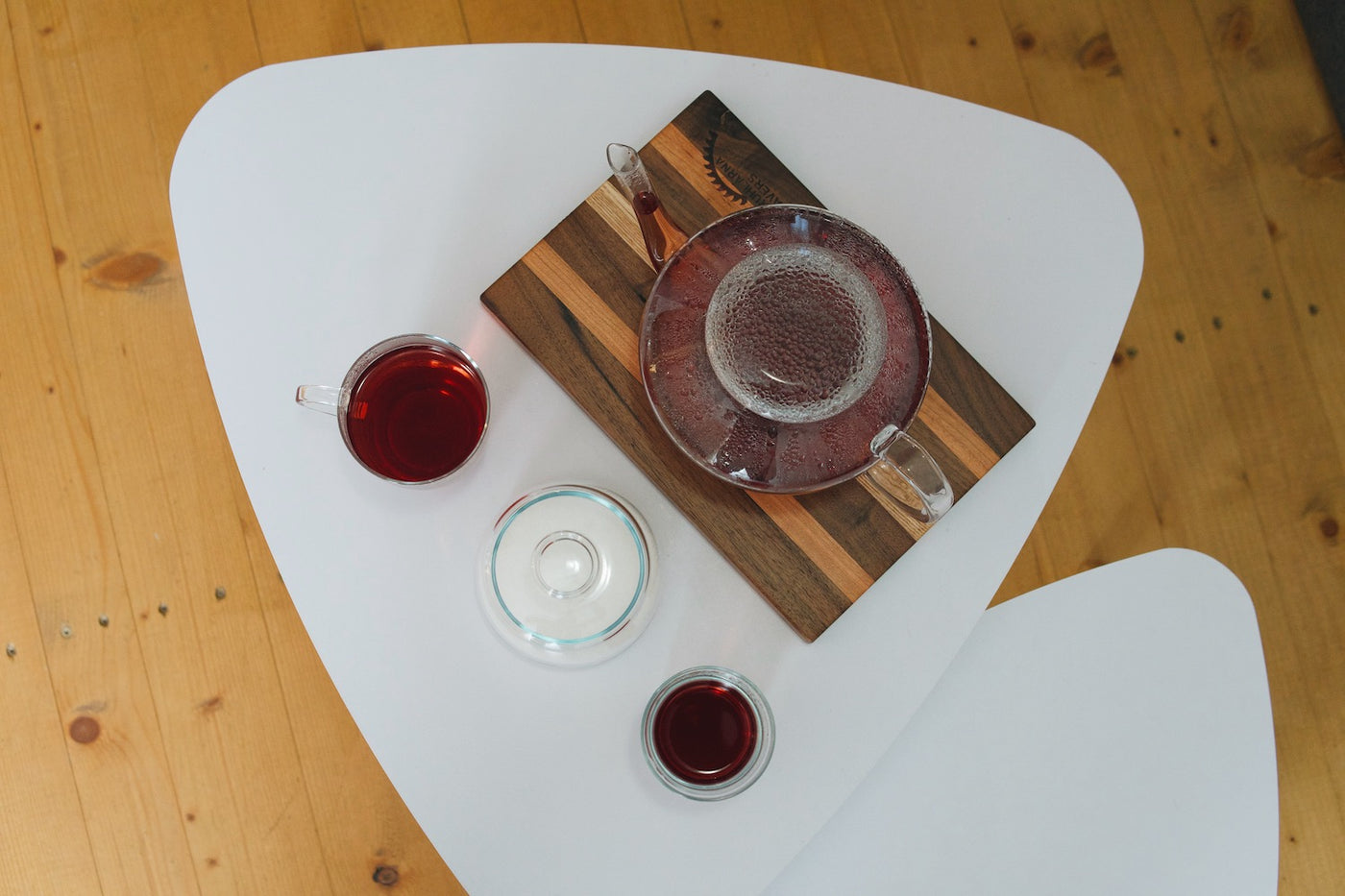 Skleněná cukřenka Simax a skleněná konvice Simax Saturn na čaj na stole zeshora