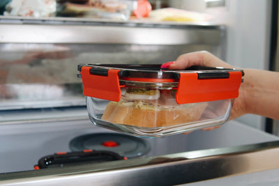 Skleněná dóza na potraviny Simax Klik-klak při ukládání do lednice