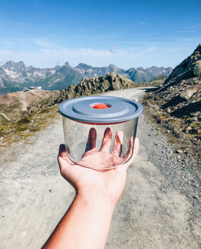Skleněná dóza na potraviny Simax Pump&Pump na horské cestě v Alpách