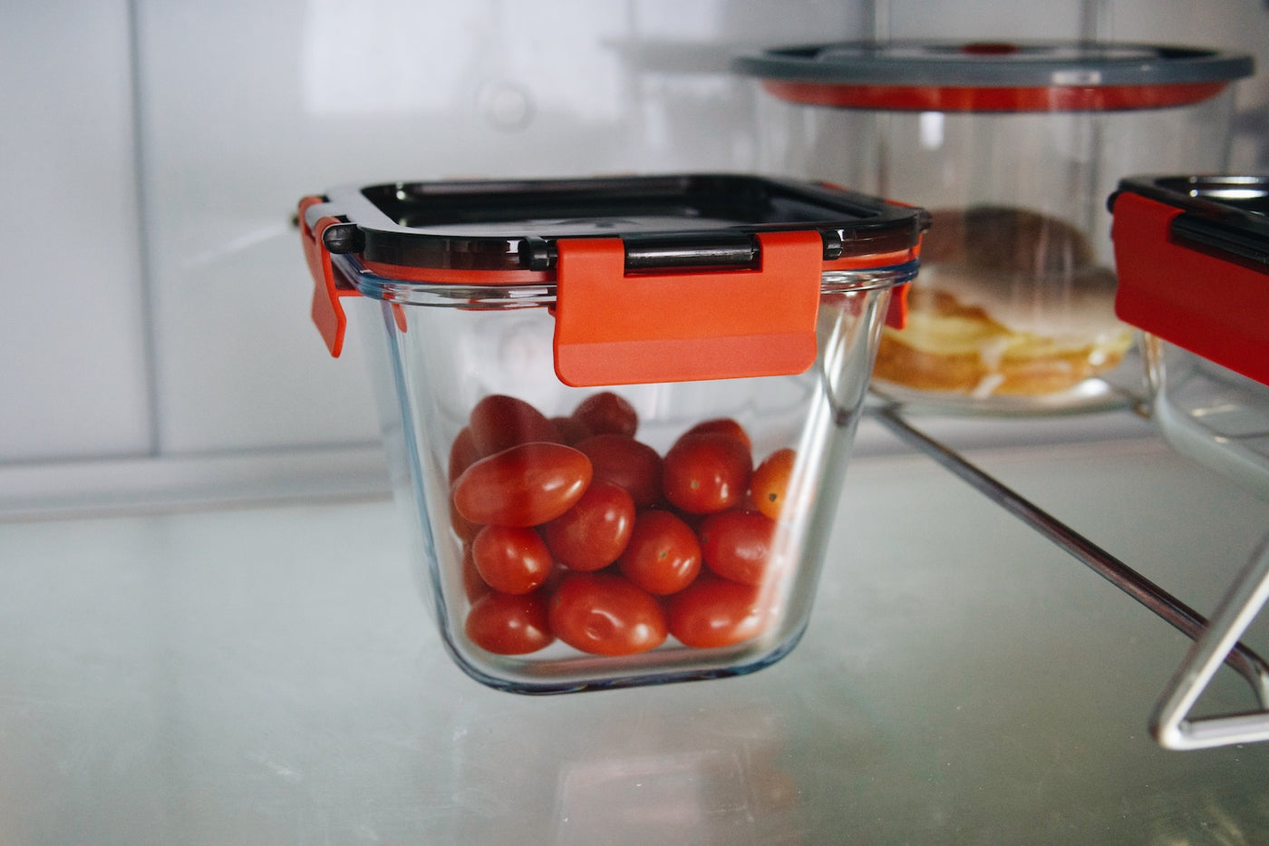 Skleněná dóza na potraviny Simax v lednici s rajčaty