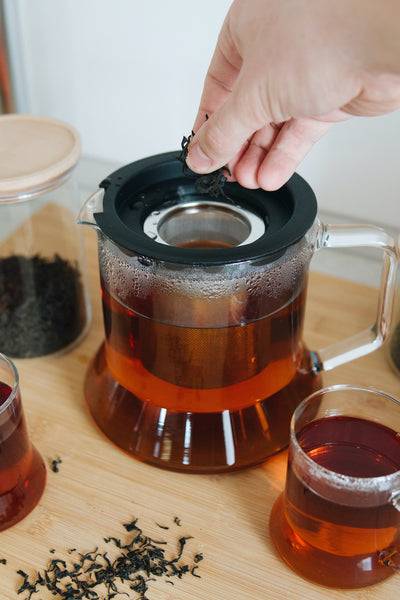Skleněná konvice na čaj Simax Look otevřená se sypáním čaje