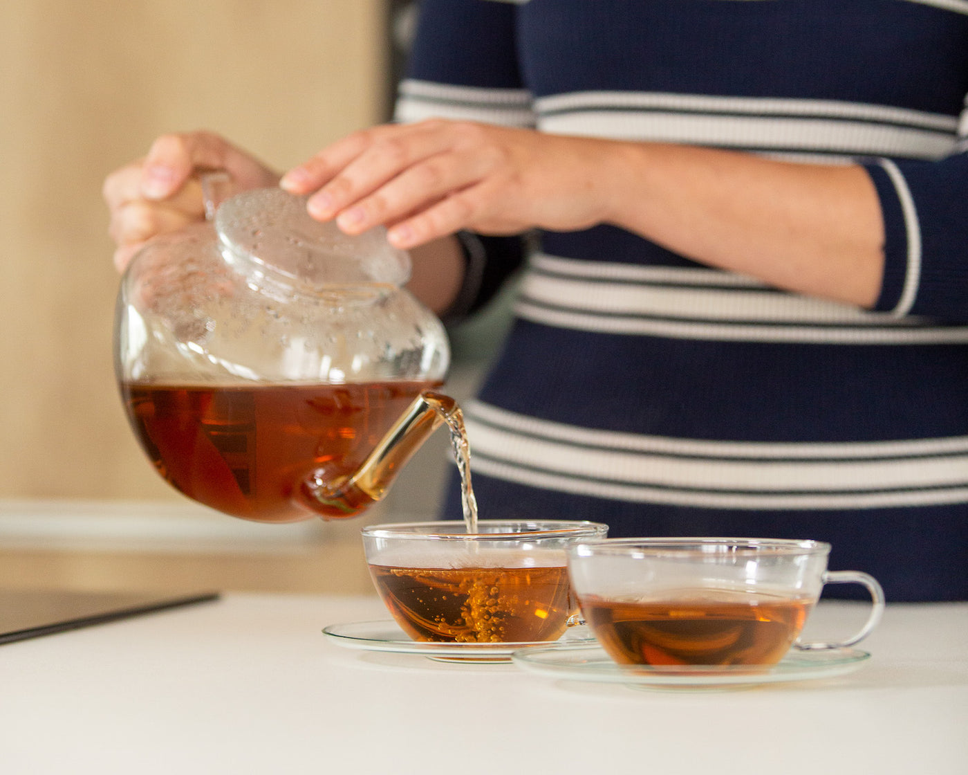 Skleněná konvice na čaj Simax Saturn při nalévání čaje a skleněné hrnky Simax Saturn