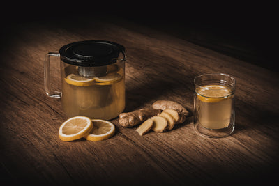 Skleněná konvice na čaj se zázvorovým čajem a dvoustěnná sklenice Simax Twin