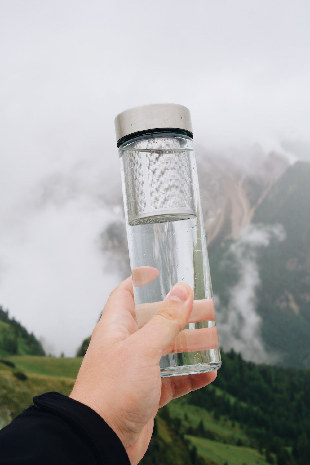 Skleněná láhev na vodu Simax 0,5 l se sítkem na horách