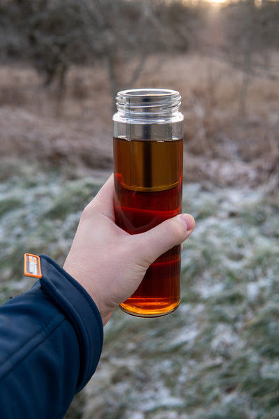 Skleněná láhev na vodu Simax 0,5 l se sítkem otevřená