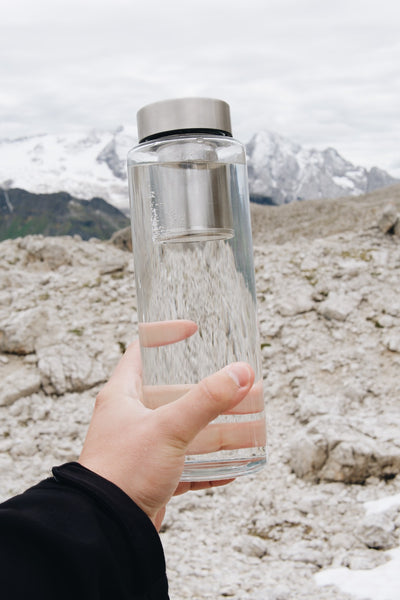 Skleněná láhev na vodu Simax 1 litr se sítkem na horách